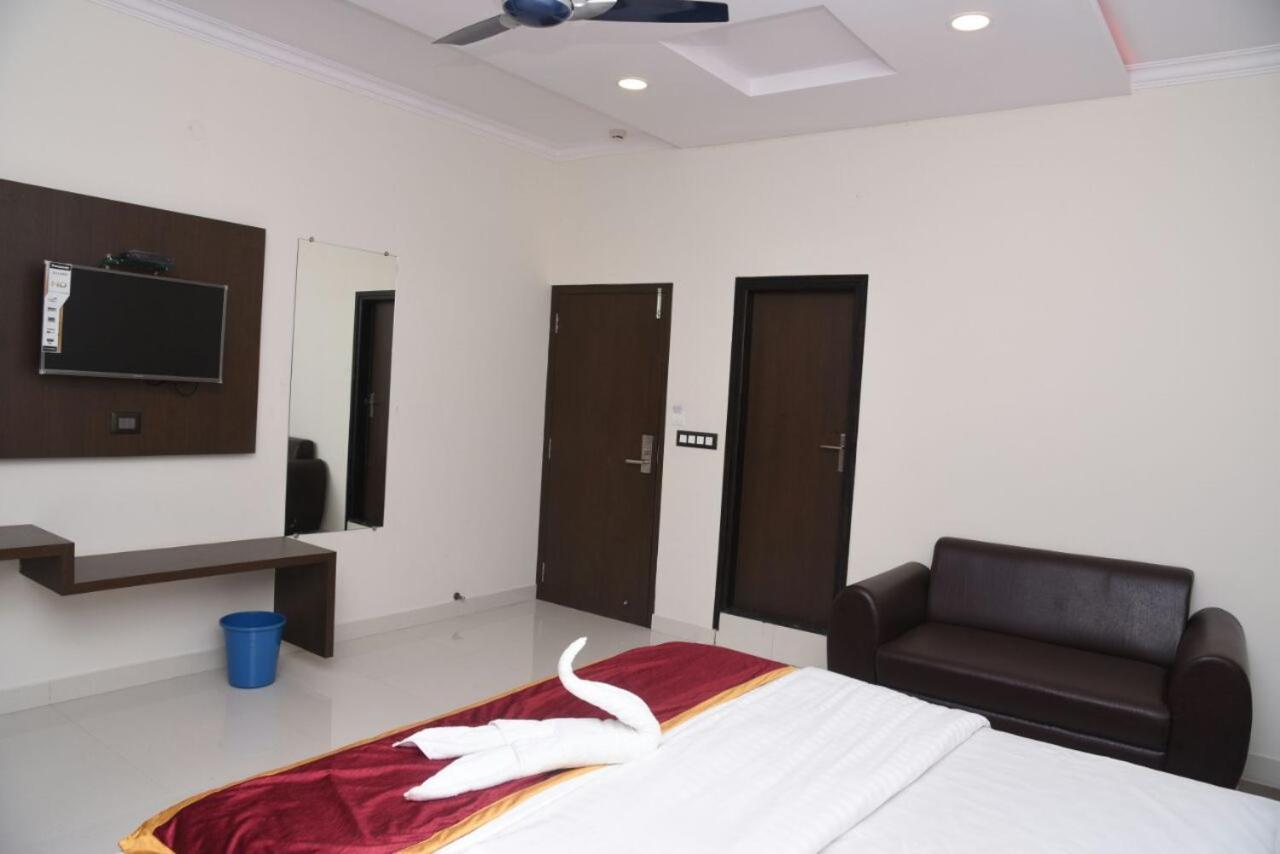 Hotel Grand Kubera Chikmagalūr Esterno foto